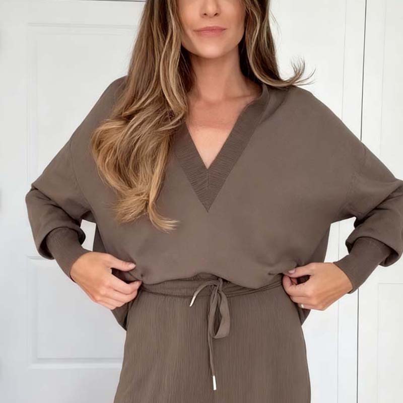 💥Nyhet 50 % rabatt – Chic brunt casual-set för damer: topp med V-ringning och byxor med dragsko