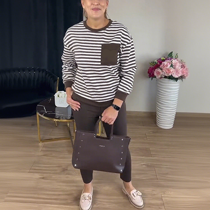 Stripade topp och enfärgade byxor för damer