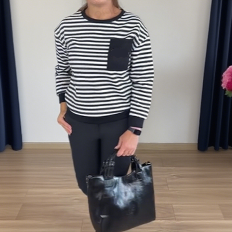 Stripade topp och enfärgade byxor för damer